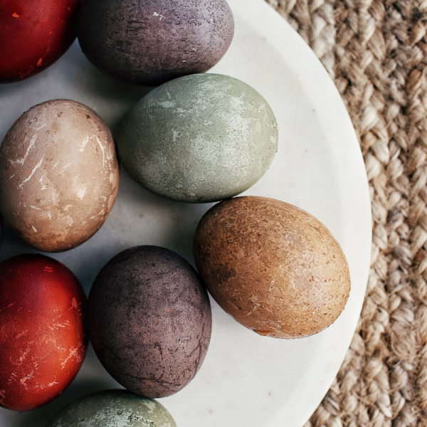 Naturally Dying Easter Eggs